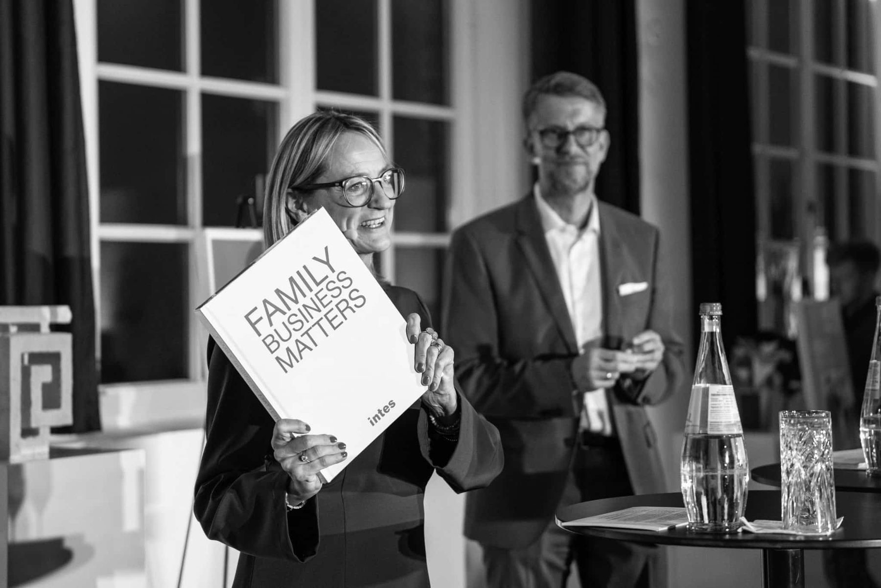 Britta Wormuth präsentiert das Buch „Family Business Matters“ beim Unternehmer-Erfolgsforum